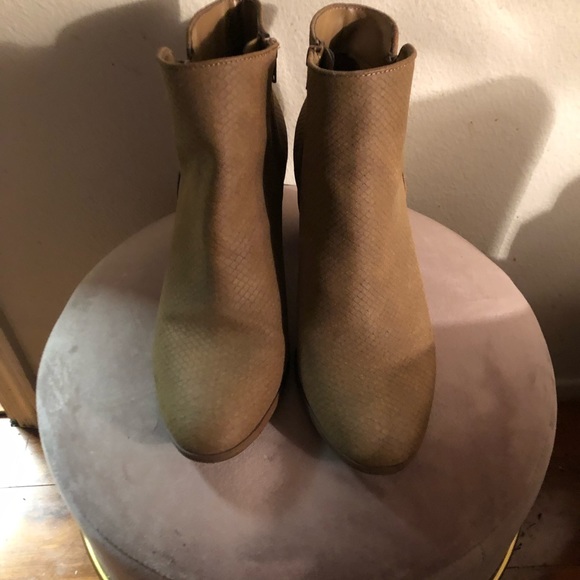 Beautiful tan womens bootie size 11M very comfortable gently worn - Picture 1 of 4